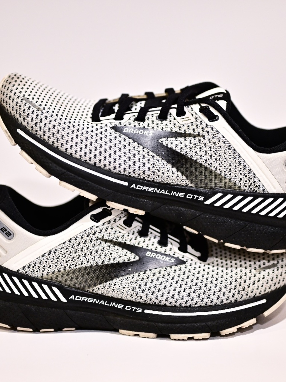 Women's Brooks Adrenaline GTS 22 Black/White Size 10 Great Condition